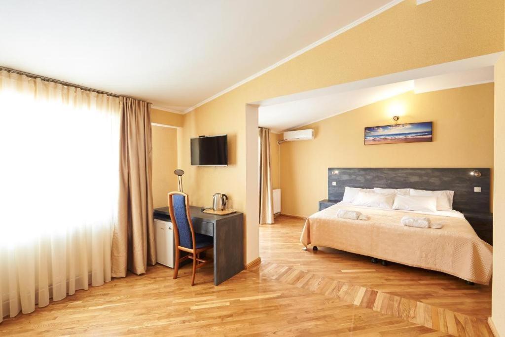The Hilltop Skyline Hotel Tbilisi Buitenkant foto
