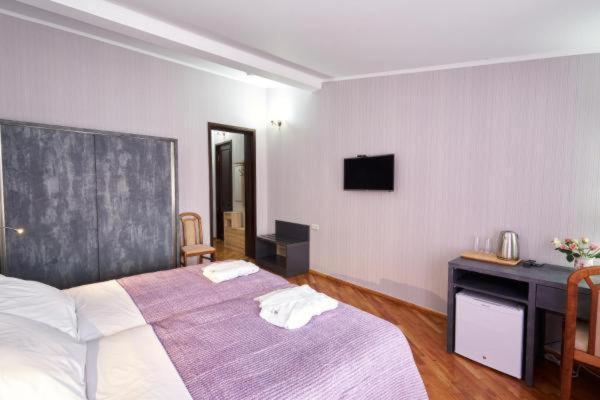 The Hilltop Skyline Hotel Tbilisi Buitenkant foto
